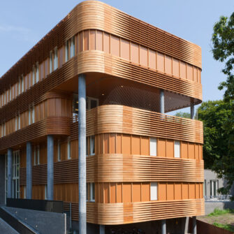 Accoya-wood-cladding---Psychiatric-Institution-GGZ-Nijmegen,-Stuwwalbos,-the-Netherlands--full-width