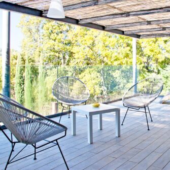 Accoya-wood-cladding-and-decking---Vaucluse-villa,-France---©Elodie-Rothan-full-width