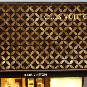 Accoya-wood-facade-Louise-Vuitton-Santiago-Chile-3-wide