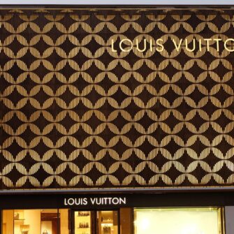 Accoya-wood-facade-Louise-Vuitton-Santiago-Chile-3-wide