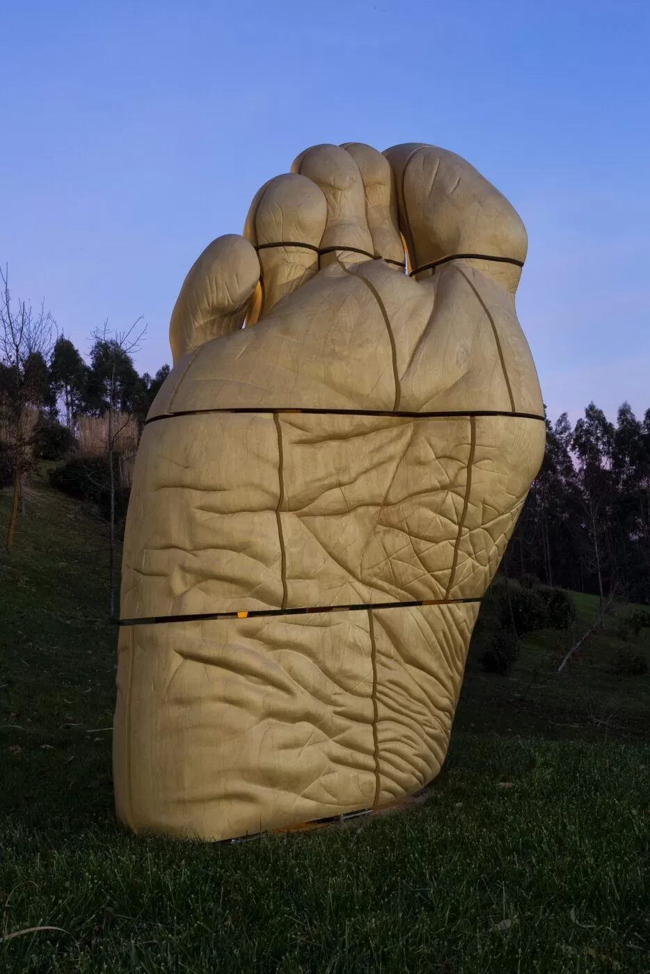 Eine Skulptur in Form eines riesigen Fusses, vollständig gefertigt aus Accoya-Holz