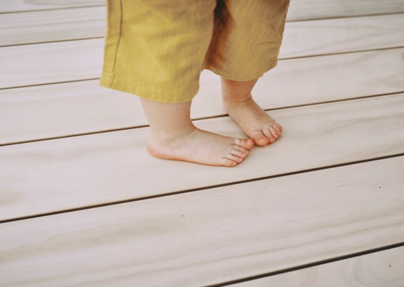 Kinderfüsse laufen über barfussfreundliche Accoya Holzterrasse