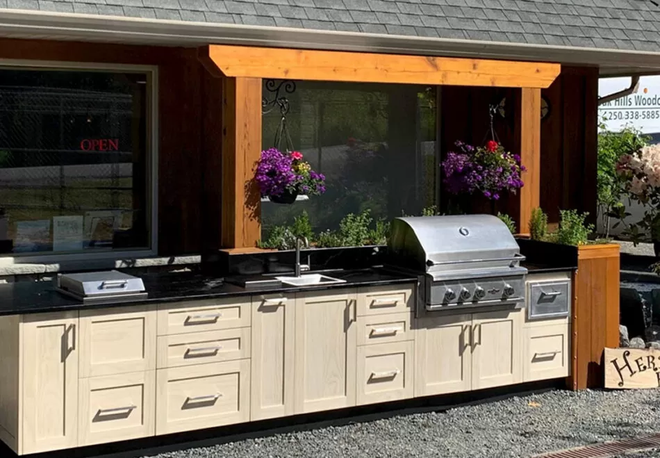 A sustainable outdoor kitchen for the perfect holiday feeling at home 