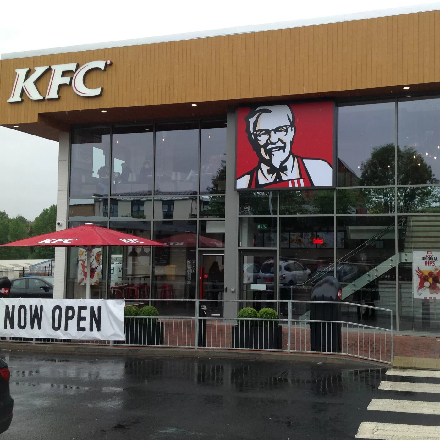 Premier KFC à deux étages avec bardage en bois claire-voie Accoya