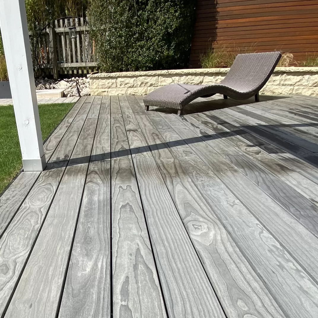 Accoya Color Gray Decking with deck chair - square
