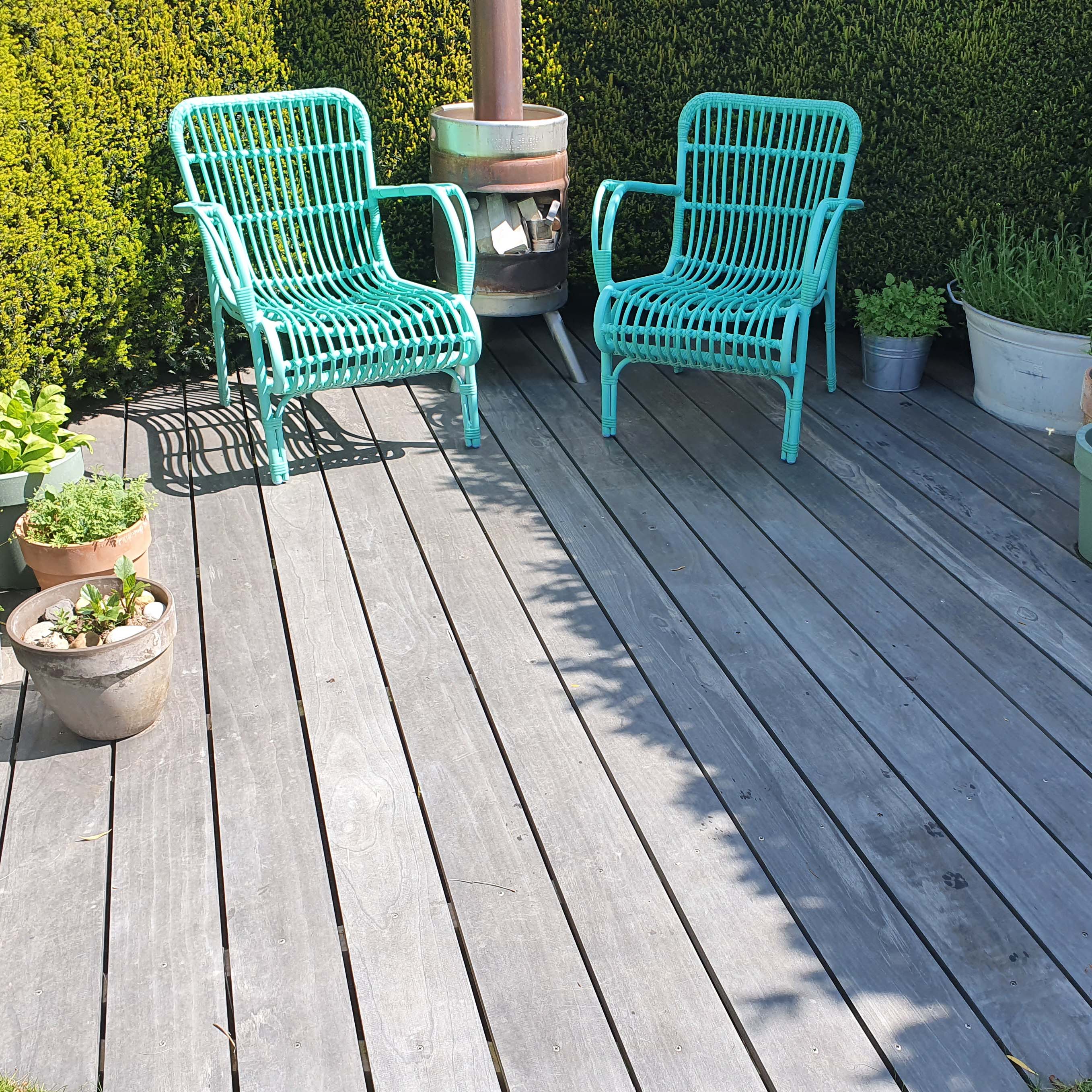 Accoya Color Gray Terrassendielen mit grünem Stuhl