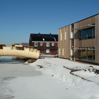 School De Verwondering Almere - Accoya wood - building and bridge - wide