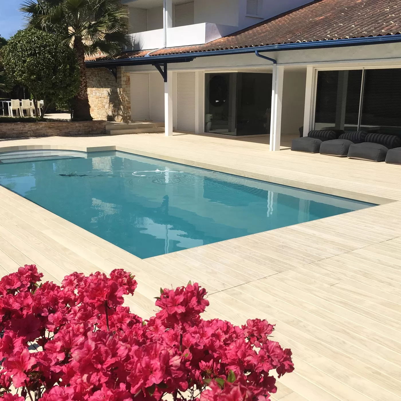 Terrasse de piscine de luxe en France