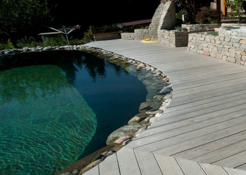 Naturpool mit Accoya gekrümmter Umrandung