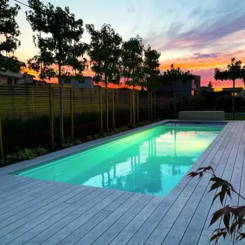 10 zwembaden met een houten terras die je deze zomer wilt ervaren
