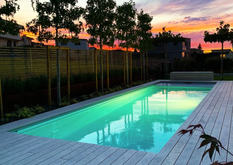 Poolumrandung und Terrasse aus Accoya Holz mit schöner Abendstimmung