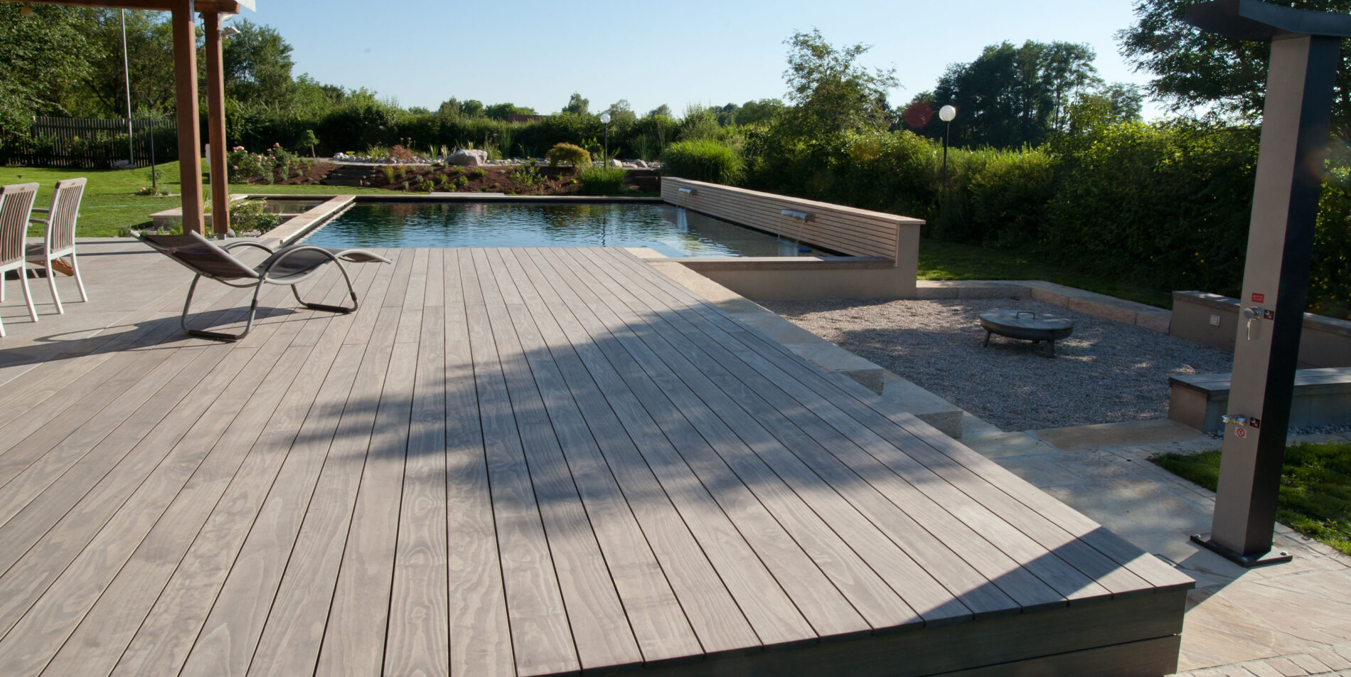 Accoya Holzterrasse und Poolumrandung in Garten in Österreich