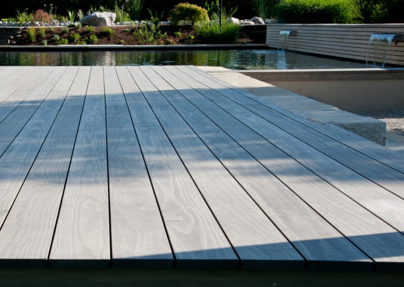 Accoya Holzterrasse in Garten in Österreich