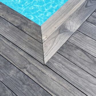 Grau durchgefärbte Terrassendielen aus Accoya Color Gray