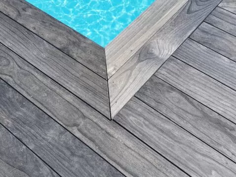 Accoya Color Grey Holzterrasse und Poolumrandung
