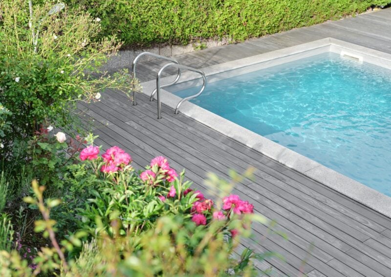 accoya-color-grey-poolumrandung