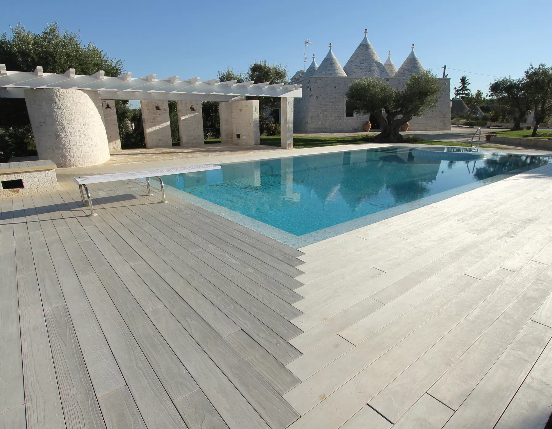 Elegant houten zwembadterras in Puglia 