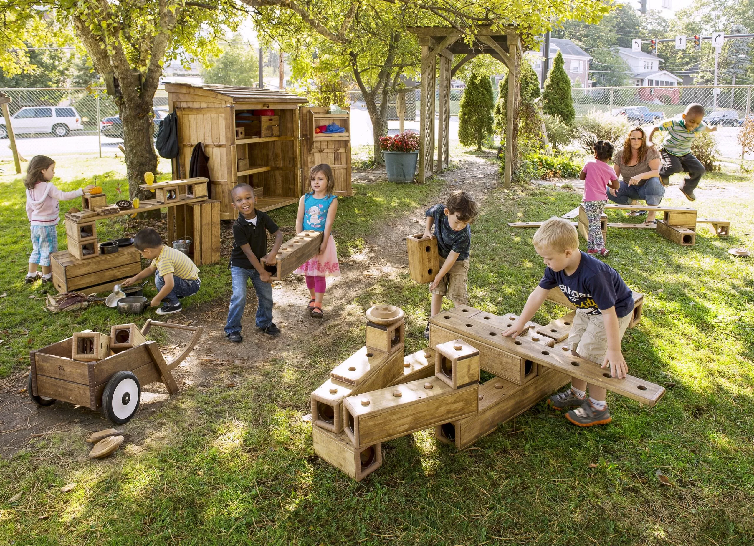 Двор развлечение. Уличные игрушки для детского сада. Детские площадки из дерева. Детские площадки в саду. Игрушки для детской площадки.