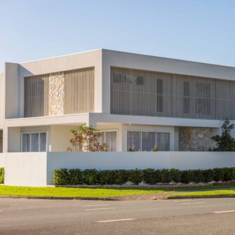 3-Villas-Broadbeach-Waters-Australia-Accoya-Screens-Louvres-side