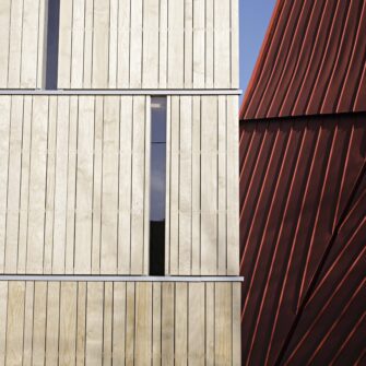 Kleine Fenster in der Accoya Holzfassade des Bleibacher Kirchturms
