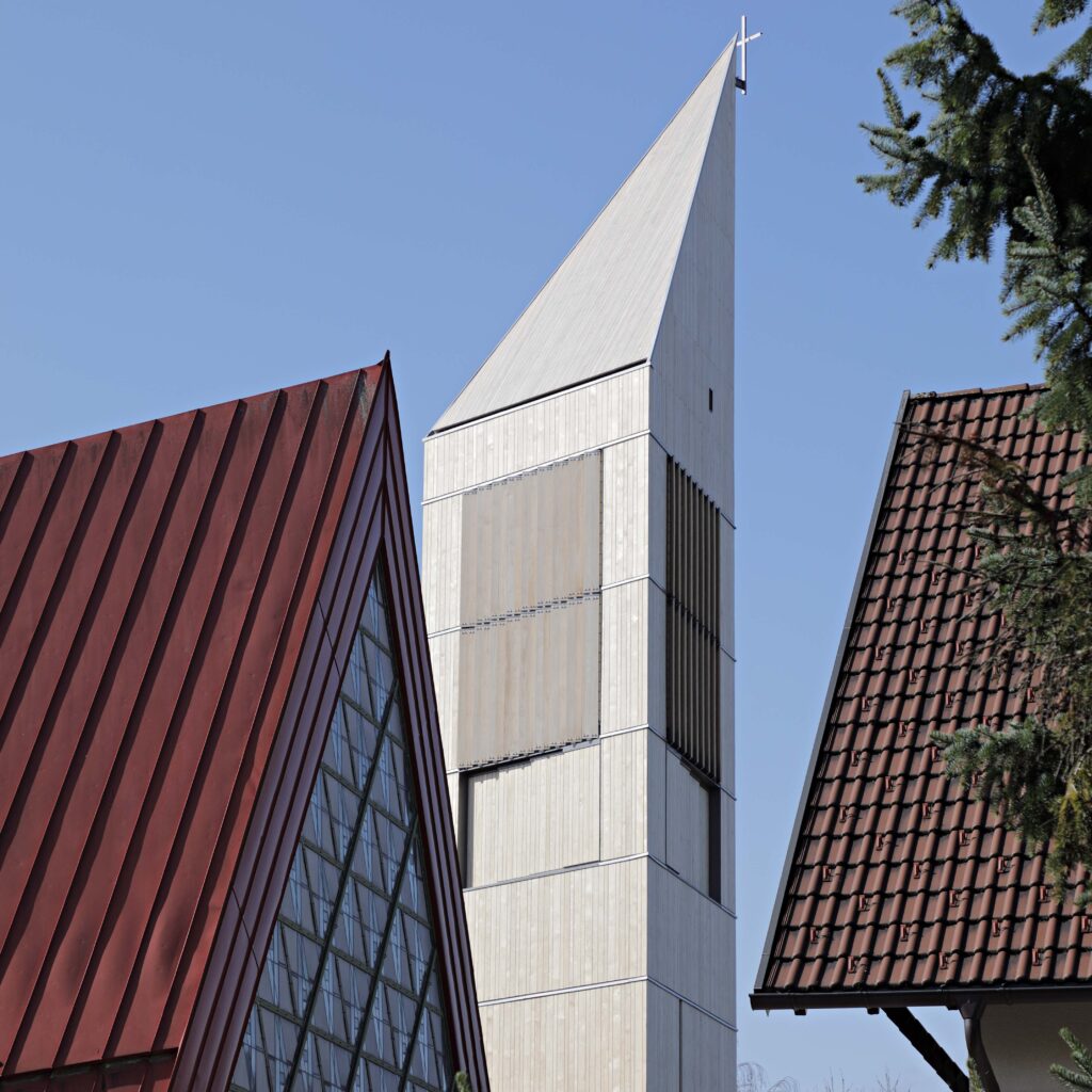 Kirchturm mit Accoya Holzfassade über den Dächern von Bleibach