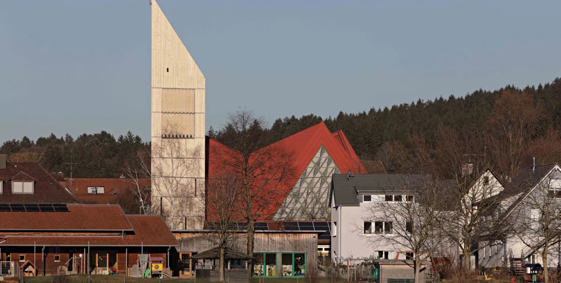 Fernsicht auf Kirchturm in Bleibach mit Accoya Holzfassade.