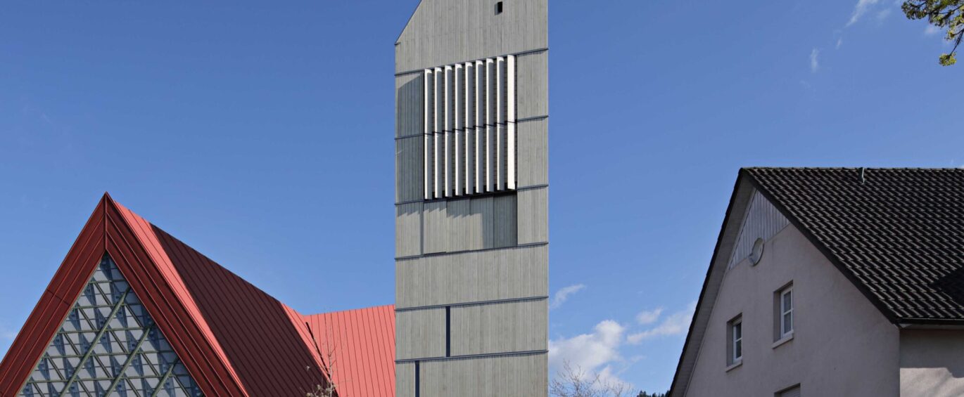 Kirchturm mit Accoya Holzfassade im Dorf Bleibach