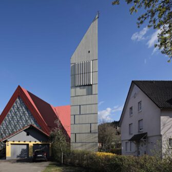 Kirchturm mit Accoya Holzfassade im Dorf Bleibach
