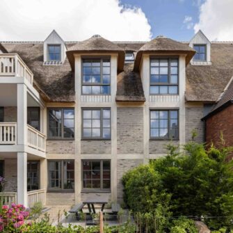 VAN-BERGEN-ARCHITECTURA-TUDOR-GARDENS-Accoya-1-wide