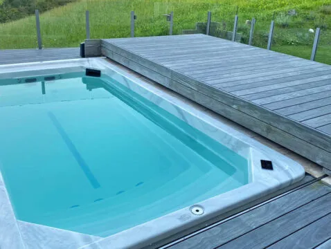 Poolabdeckung aus Accoya Color Grey