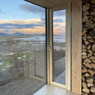Flye-1389-Valdres-Norway-Knut-Hjektnes-architects-Marius-Haugaløkken-Accoya-wood-square-2-1