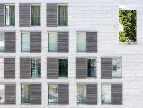 Des volets coulissants en Accoya pour le Tschuggen Grand Hotel