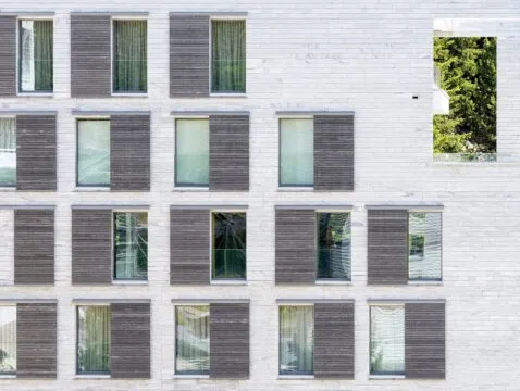 Nachhaltige Eleganz: Accoya Schiebeläden für das Tschuggen Grand Hotel in Arosa