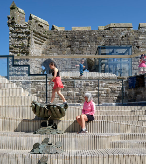 Terrasse et sièges en bois Accoya installés au Château de Caernarfon, premier site du patrimoine mondial de l'UNESCO au Pays de Galles