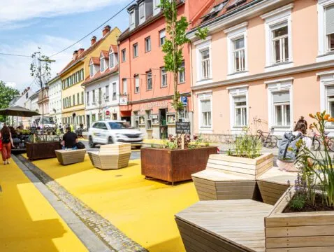 Nachhaltige Gestaltung für den Stadtraum: Accoya Parklets in Slow Street Graz