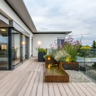 Accoya-Holz-Terrassendielen_dachterrasse-seitlich