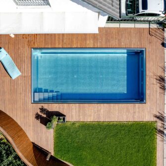 accoya-braune-poolumrandung-mit-aussicht-drone