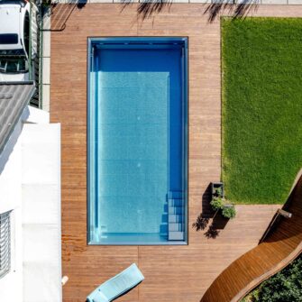 accoya-braune-poolumrandung-mit-aussicht-drone