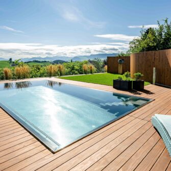 accoya-braune-poolumrandung-sichtschutz-mit-aussicht